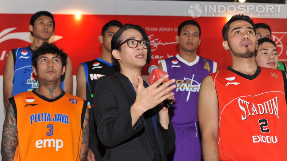 Oscar Lawalata saat memperkenalkan jersey tim NBL rancangannya. Copyright: &copy; Ratno Prasetyo/Indosport